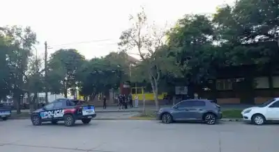 San Cristóbal en shock: Un alumno ingresó armado a la escuela y disparó durante el izamiento de la bandera