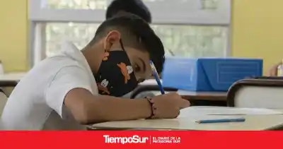 Santa Cruz debate un plan para que la enfermedad no los saque de la escuela: la letra chica que casi nadie vio
