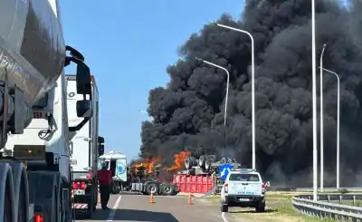 Dos camiones chocaron en el Cruce de Quehué y el fuego complicó todo: el tránsito sigue cortado