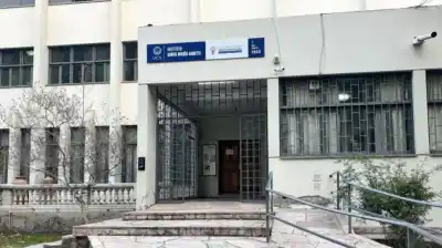 Iba con su mamá al hospital, pero a metros del colegio todo cambió
