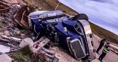 Volcó un camión en la Ruta 3: el detalle que apareció en el tanque auxiliar