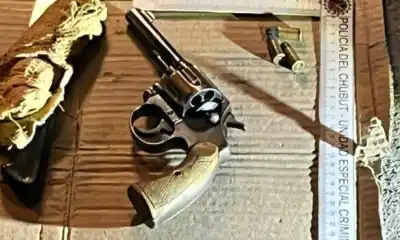 Patrullaban la madrugada en Trelew y dos hombres terminaron detenidos: uno escondía algo entre la ropa