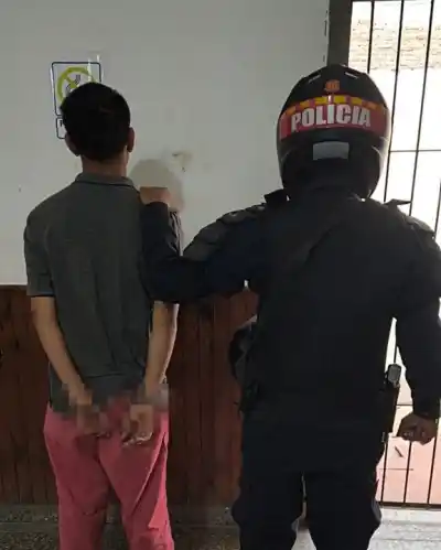 Un motociclista llamó la atención de la policía en Salvador Mazza: lo que llevaba puesto lo delató