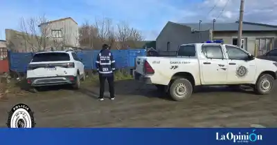 Allanaron una casa en San Benito y se toparon con dos autos que no eran lo que parecían