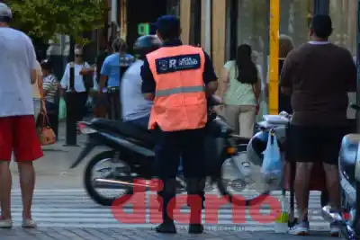 Intentó pagar con un billete de $20.000 en la peatonal y el dueño la miró a los ojos: lo que descubrió lo dejó helado