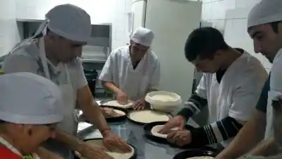 El jabón que hacen con aceite usado y que ya lavó la ropa de una cooperativa de Rosario