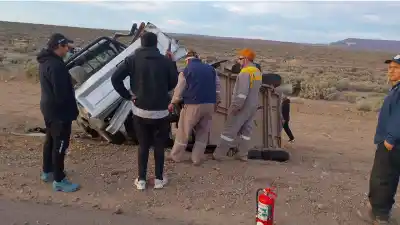 Iban con dos caballos de carrera por la Ruta 22 y el estado del asfalto les jugó una mala pasada