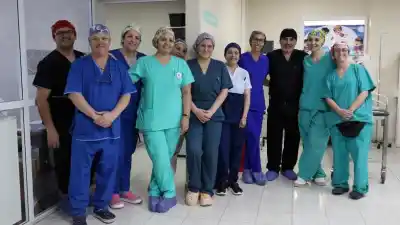 31 años detrás de la puerta del quirófano: la historia de la instrumentadora que opera a los chicos del Hospital del Niño Jesús