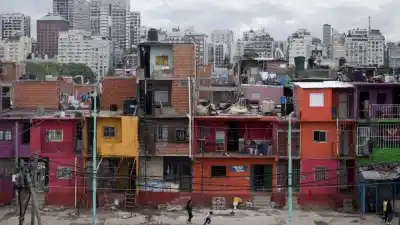 Trabajan, tienen dos empleos y aun así se endeudan para comer: el dato que sacude a la Ciudad
