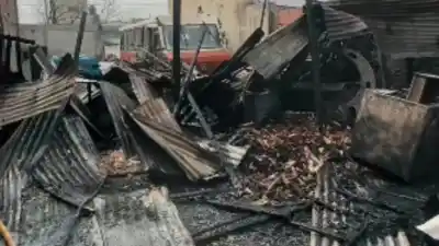 El humo negro se vio desde todo el barrio: ardió un galpón en Villa Centenario y hay una hipótesis que toma fuerza