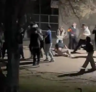 La fiesta por el Día del Estudiante en Villa El Chocón terminó a los golpes: lo que se ve en los videos