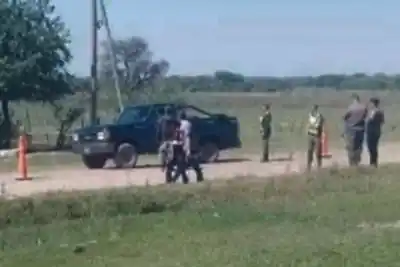 Van a trabajar y los frenan todos los días en un camino de ripio: el reclamo de un paraje correntino
