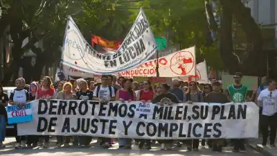 Miles marcharon en Rosario contra el plan motosierra: el pedido que incomoda a las centrales obreras