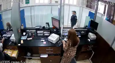 El folleto del banco que escondía los billetes: el método que usaban los cajeros condenados en Orán