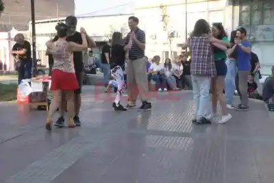 "Salir a la calle, ocupar, apropiarnos": el tango sorprendió en Plaza Alvear y la gente se sumó a bailar