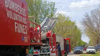 Encendió el horno y la casa se llenó de fuego: dos personas terminaron internadas en Funes