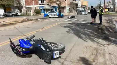 Dos motos chocaron en el centro de Neuquén: los conductores terminaron en distintos hospitales