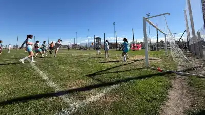 Casi 600 futbolistas, 35 equipos y cuatro canchas: así fue el estreno de la Liga F7 en San Juan