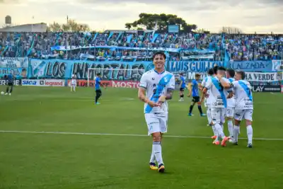 Perdió dos piezas en 20 minutos, pero Temperley tiene un goleador que no perdona