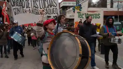 Bariloche marchó contra Milei y apuntó a "cómplices" con nombre y apellido