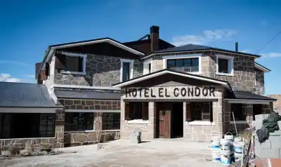 El gobernador recorrió un hotel abandonado en las Altas Cumbres: lo que se viene en la ruta de los peregrinos