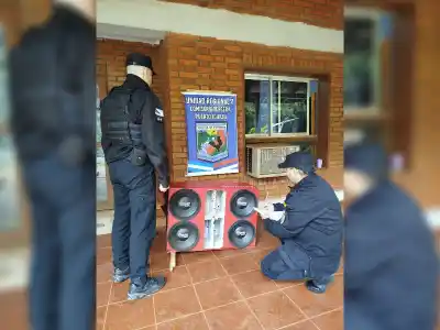 Los vecinos ya no aguantaban la música: la Policía llegó y se llevó algo del auto
