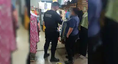 Denunció que le faltaban prendas en su local y la policía encontró algo a metros