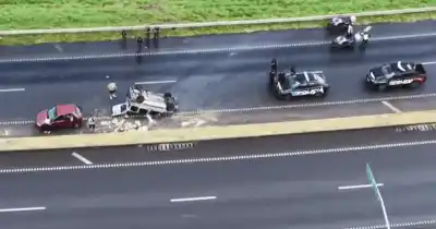 Un utilitario volcó en una transitada avenida: el caos que dejó y lo que encontraron dentro