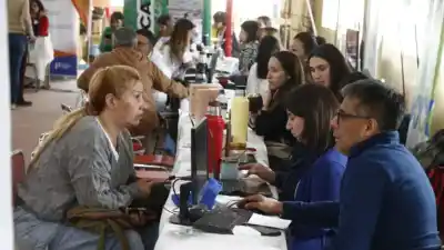 Llenaron una escuela del oeste con servicios de todo tipo: ¿qué trámite resolvieron más de 650 vecinos?