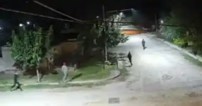 Un grupo de jóvenes fue captado por cámaras en un barrio residencial: lo que hicieron dejó a los vecinos en estado de alerta