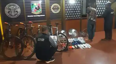 Ocultaba algo adentro de una construcción abandonada y la policía lo vio justo en el momento clave