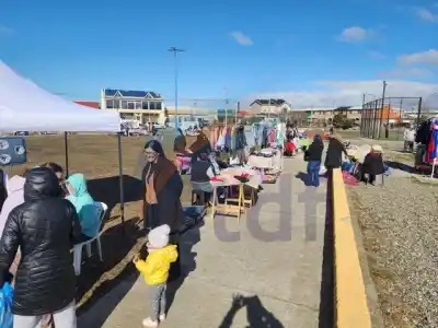 Perdió su trabajo después de 15 años y armó una feria en una plaza: ya se sumaron casi 50