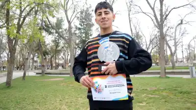 Empezó con dos fuentes prestadas y hoy su pizza es una de las mejores del país