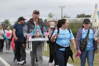 Miles caminan bajo la lluvia hacia Itatí: el mensaje que Larregain les dejó antes de partir