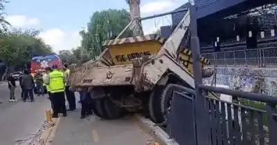 Un camión se desplomó en una concurrida esquina y lo que ocurrió después dejó a todos en vilo