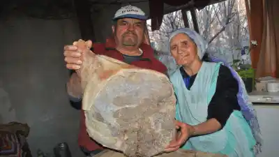 El jamón que un matrimonio de Los Hornos guarda en un cajón de madera: la historia que casi nadie conoce