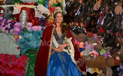 Las 15 candidatas que buscan la corona provincial deslumbraron en la noche de carrozas
