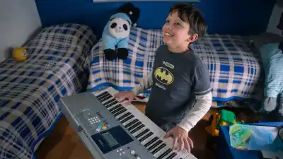 Con 8 años, nunca estudió música y sorprende al piano: lo que hace con las canciones que escucha una sola vez