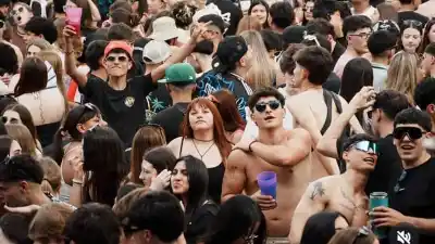 Embalse se queda sin lugar: la marea joven ya copó la ciudad