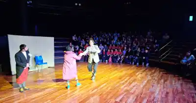 Más de 350 chicos de primaria vieron una obra de teatro en Guaymallén y lo que se llevaron a casa sorprendió a todos