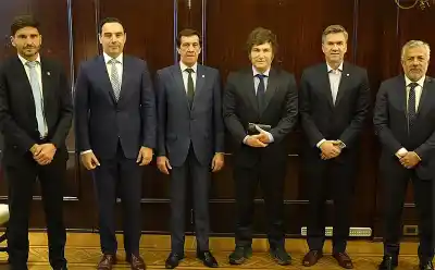 Milei quiere 12 gobernadores en París, pero dos le siguen sin contestar