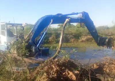 El Bermejo se queda sin agua y cuatro pueblos del Impenetrable dependen de una draga