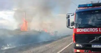 El fuego avanzó sobre la Ruta 40 y a las 22 todavía no podían apagarlo
