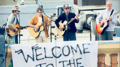 Un show en la terraza que revivió la historia: ¿qué tocaron y cómo conectaron con sus fans?