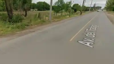 Iba en moto por Plottier y chocó contra una columna: lo que se sabe del siniestro