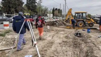 Cipolletti: la rotonda de San Luis y Santa Cruz avanza, pero un imprevisto bajo tierra demoró todo