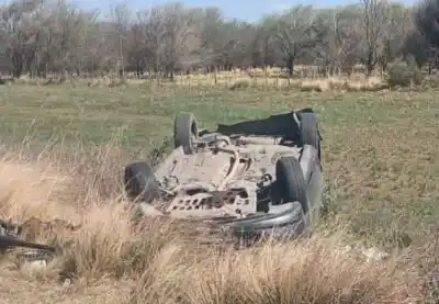Volcó en plena Ruta 35 y terminó con el auto dado vuelta: lo que hallaron los médicos al revisarla