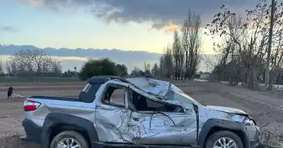 Iba manejando de noche por Maipú, lo encandilaron y terminó volcando: lo que marcó el test de alcoholemia