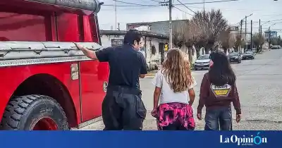 Puerto Deseado: policías y bomberos armaron un mural y los vecinos se llevaron algo más que folletos
