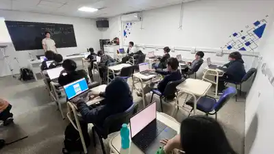 Quince pibes de Juana Koslay arman robots que se mueven solos: qué aprenden en el taller